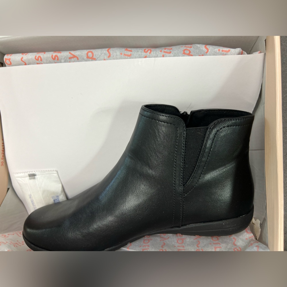 Easy Spirit - NEW in Box - 8-1/2 M - Black Women's Ankle Boots